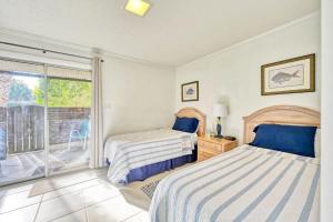 two beds in a room with a window at Ocean Getaway, Near Beach, 8ppl in Myrtle Beach