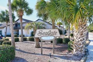 un panneau devant une villa avec des palmiers dans l'établissement Ocean Getaway, Near Beach, 8ppl, à Myrtle Beach