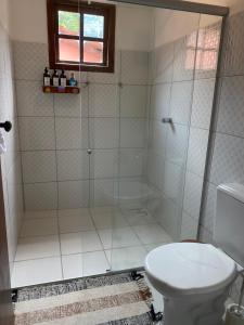 een badkamer met een douche en een toilet bij Villa Objetivo Trancoso in Trancoso