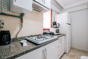 una cucina con piano cottura e forno a microonde di Duplex Flat Near Bilgi University and Golden Horn a Istanbul