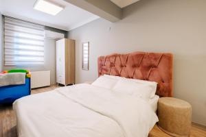 una camera con un grande letto con testiera marrone di Duplex Flat Near Bilgi University and Golden Horn a Istanbul