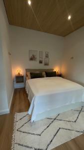 ein Schlafzimmer mit einem großen weißen Bett mit zwei Lampen in der Unterkunft Cozy Appartement Hagen in Hagen