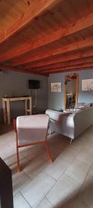 Zimmer mit einem großen Bett und einem Spiegel in der Unterkunft Villa la Angostura in Villa La Angostura