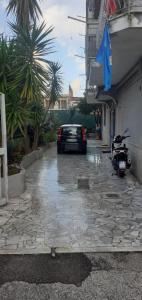 un coche aparcado en un estacionamiento bajo la lluvia en Nonna Anna House en Nápoles