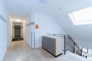 un couloir vide avec un escalier dans une maison dans l'établissement Hotel Villa Positano, à Riedstadt