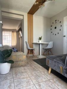uma sala de estar com um sofá e uma mesa em Apto Vista Hermosa con terraza ajardinada privada em Sololá