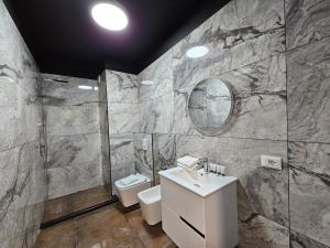 uma casa de banho com um lavatório e um WC em Miku Apartment-Cozy 1BD Apartment at Komuna e Parisit em Tirana