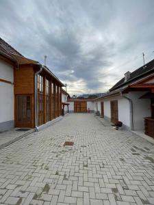 un patio vacío de un edificio con algunos edificios en Pensiunea CASA HANN, en Apold