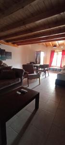 ein großes Wohnzimmer mit Sofas und einem Tisch in der Unterkunft Villa la Angostura in Villa La Angostura