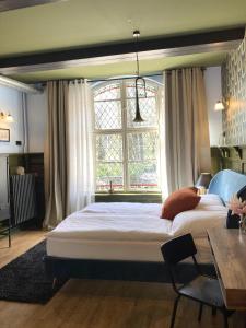 Un dormitorio con una cama grande y una ventana en Agli Hotel, en Norden