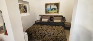 1 dormitorio con 2 camas en una habitación en La Maisonette, Florina Center, en Florina