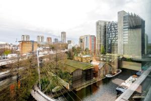 - une vue sur une ville avec une rivière et des bâtiments dans l'établissement Modern Paddington Station 2 Bedroom Apartment, à Londres