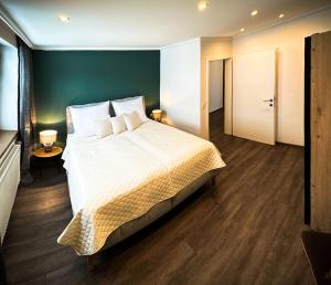 Goldberg-Aparts في راوريس: غرفة نوم بسرير كبير وجدار أخضر