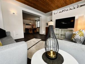 Goldberg-Aparts في راوريس: غرفة معيشة مع مزهرية على طاولة