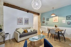 A seating area at Residence Tour Eiffel by Studio prestige