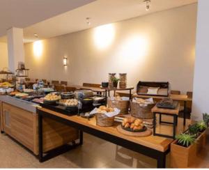 a buffet line with many different types of food at Flat particular Al Campinas, 540 Paulista Jardins aceita pet in Sao Paulo