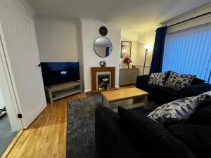 - un salon avec un canapé et une télévision dans l'établissement Station house, à Ramsgate
