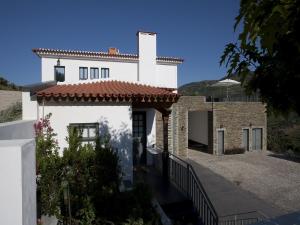 una casa bianca con un sentiero che la porta di Quinta Da Marka a Covas do Douro