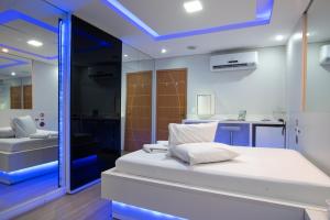 Zimmer mit einem Bett und einem Bad mit einem Spiegel in der Unterkunft Motel fantasy 4 (adult Only) in Belo Horizonte