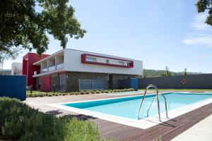 una casa con piscina frente a una casa en Hotel Santa Margarida en Oleiros