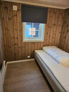 ein kleines Zimmer mit einem Fenster und einer Matratze in der Unterkunft Hytte i Ringsaker (Ljøsheim/Sjusjøen) in Ringsaker