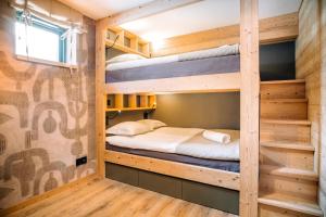 - une chambre avec des lits superposés dans une cabane en rondins dans l'établissement Chalet Sia - Contemporain - Sauna prive, à Chamonix-Mont-Blanc