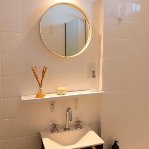 a bathroom with a sink and a mirror on the wall at La Diagonal - A 200 metros del mar in Mar del Plata