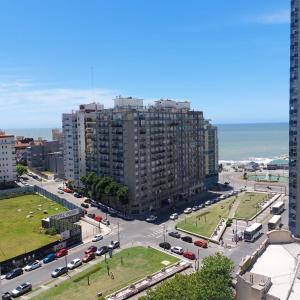 una vista aérea de una ciudad con un gran edificio en La Diagonal - A 200 metros del mar en Mar del Plata