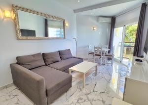 uma sala de estar com um sofá e uma mesa em SKOL 424 Stunning One-bedroom apartment with sea views em Marbella