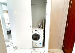 uma lavandaria com máquina de lavar e secar roupa em SKOL 424 Stunning One-bedroom apartment with sea views em Marbella