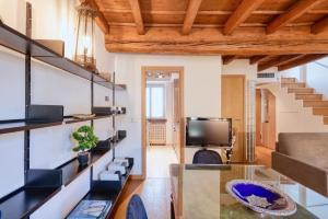 ein Wohnzimmer mit einer Treppe und einem TV in der Unterkunft Milan Royal Suites - Castello in Mailand