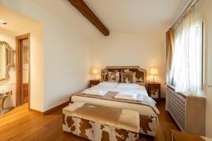 Milan Royal Suites - Castello في ميلانو: غرفة نوم بسرير كبير ونافذة كبيرة