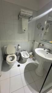 un bagno bianco con un water e un lavandino di Apartamento Millennium inn a Mendoza Altre 7 foto