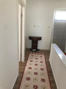 een hal met een tafel en een tapijt in een kamer bij Selkent in Kıyıkışlacık