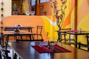 een eetkamer met tafels en stoelen in een restaurant bij Inca Wasi Plaza in Cuzco