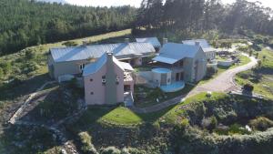 una vista aérea de una casa en una colina en Segulah Guesthouse, en Mossel Bay