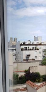 ein Blick auf eine Stadt aus einem Fenster in der Unterkunft Le 131 in Reims
