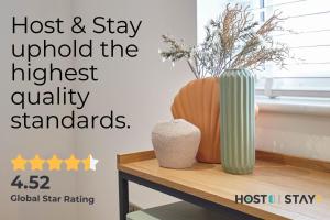 una señal que dice anfitrión y estancia mantener los más altos estándares de calidad en Host & Stay - Belle Vue en Saltburn-by-the-Sea