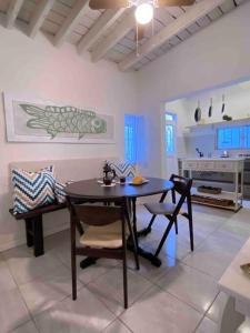 uma cozinha com mesa e cadeiras num quarto em PV. Studio 3 ppl, centro, tiny house, 1 habitacion em Chihuahua