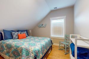 1 dormitorio con cama y ventana en The Elms, en Salisbury