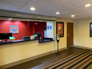 una sala de espera con un cajero automático en un hospital en Suburban Studios en Auburn Hills