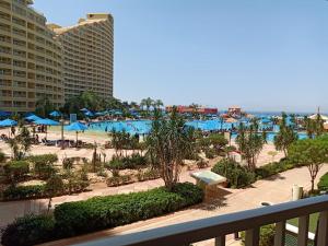 vistas a la piscina desde el balcón de un complejo en Apartment Porto El Sokhna Pyramids en Ain Sokhna