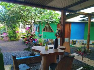 eine Terrasse mit einem Tisch und Stühlen im Hof in der Unterkunft Alojamiento Sumak Kawsay in Puerto Ayora