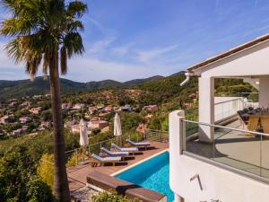 Villa con piscina y palmeras en Ferienhaus Petites Maures, Meerblick und eigener Pool, en Roquebrune-sur-Argens