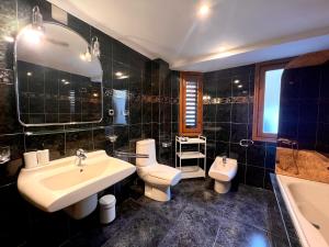 a bathroom with a sink and a toilet and a tub at Can Florido - L'Amfitriona in Sort