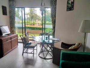 un soggiorno con tavolo e sedie in vetro di Allamanda 3 Laguna a Bang Tao Beach