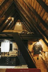 eine Küche in einer Hütte mit Dach in der Unterkunft Chalé em Alfredo Wagner in Alfredo Wagner