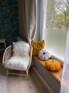 un rebord de fenêtre avec une chaise et deux animaux farcis dans l'établissement Bonne Vie Cottage - Zebegény, à Zebegény
