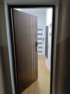 una puerta que conduce a un pasillo en un edificio en Apartament Sienkiewicza, en Starachowice