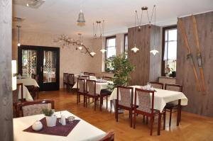 Hotel Zum Gründle tesisinde bir restoran veya yemek mekanı